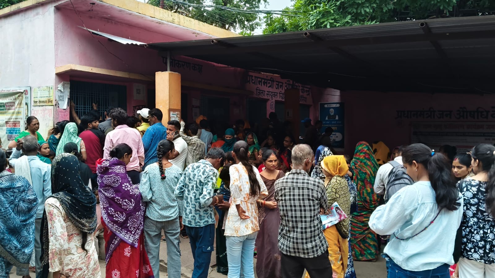 जिला अस्पताल की ओपीडी में बिना मास्क मरीज देखते डॉक्टर। संवाद जिला अस्पताल की ओपीडी में बिना मास्क मरीज देखते डॉक्टर। संवाद