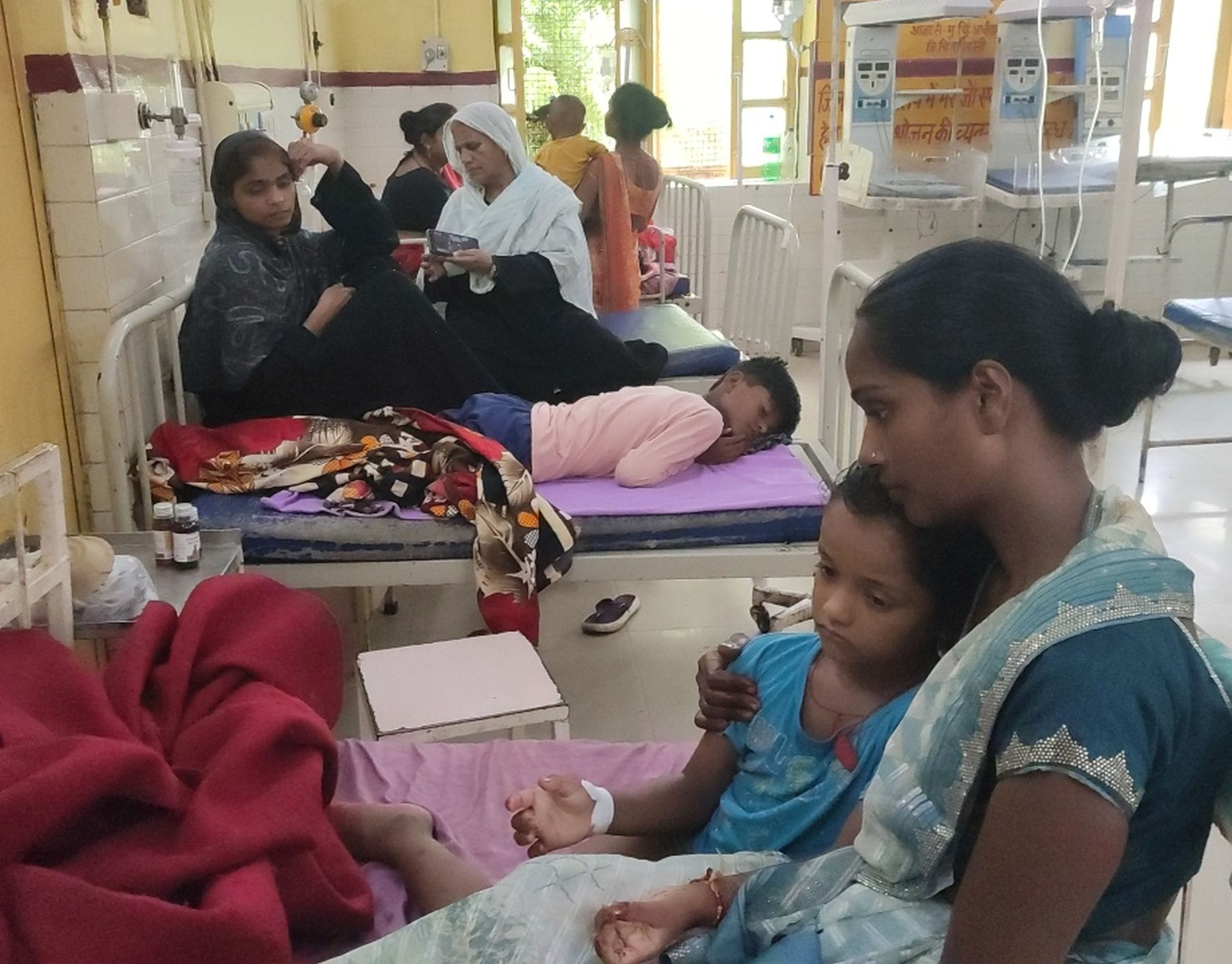 जिला अस्पताल में ब्लड जांच कराने के लिए लगी मरीजों की भीड़। जिला अस्पताल में ब्लड जांच कराने के लिए लगी मरीजों की भीड़।