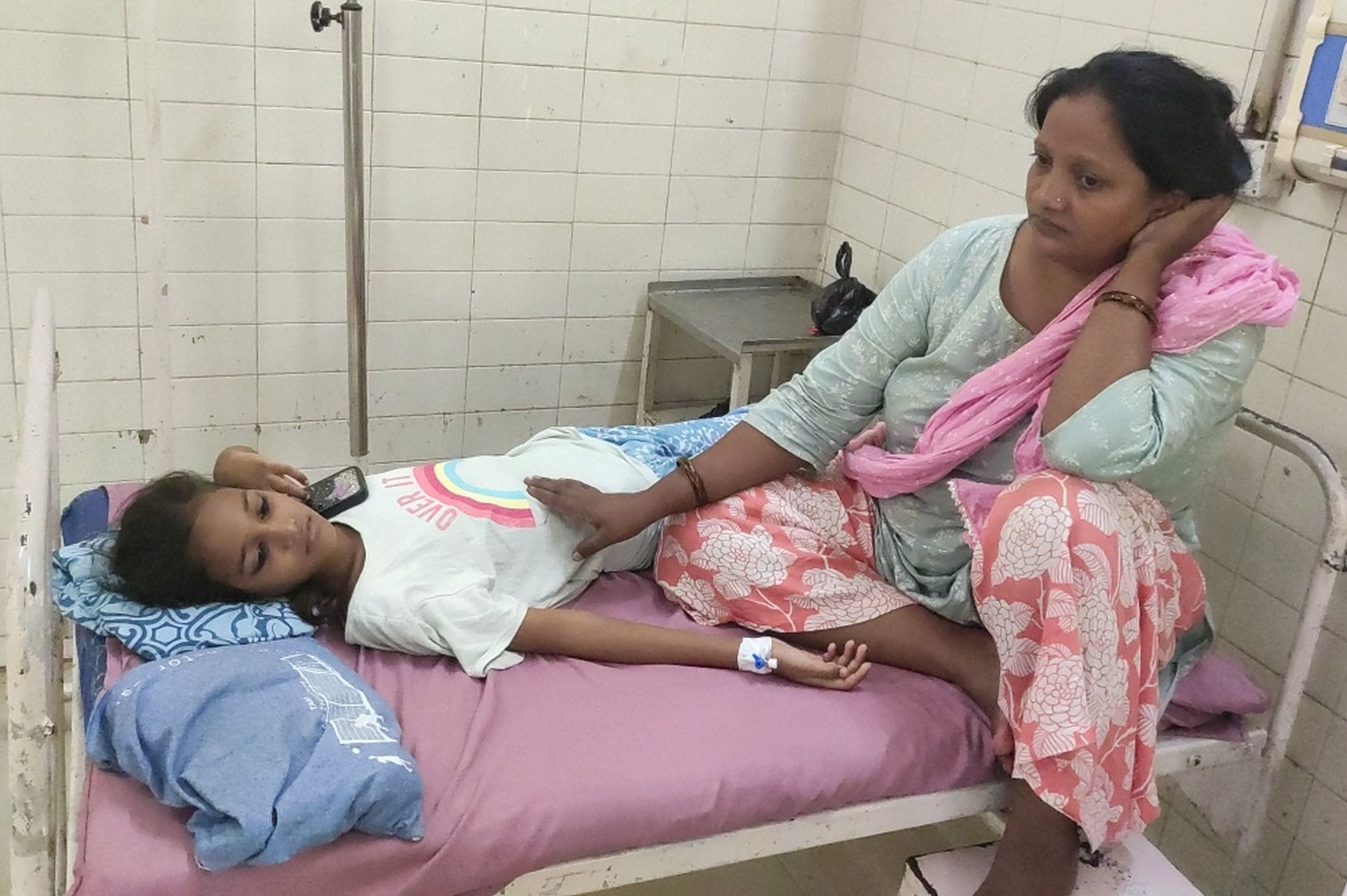 जिला अस्पताल में ब्लड जांच कराने के लिए लगी मरीजों की भीड़। जिला अस्पताल में ब्लड जांच कराने के लिए लगी मरीजों की भीड़।