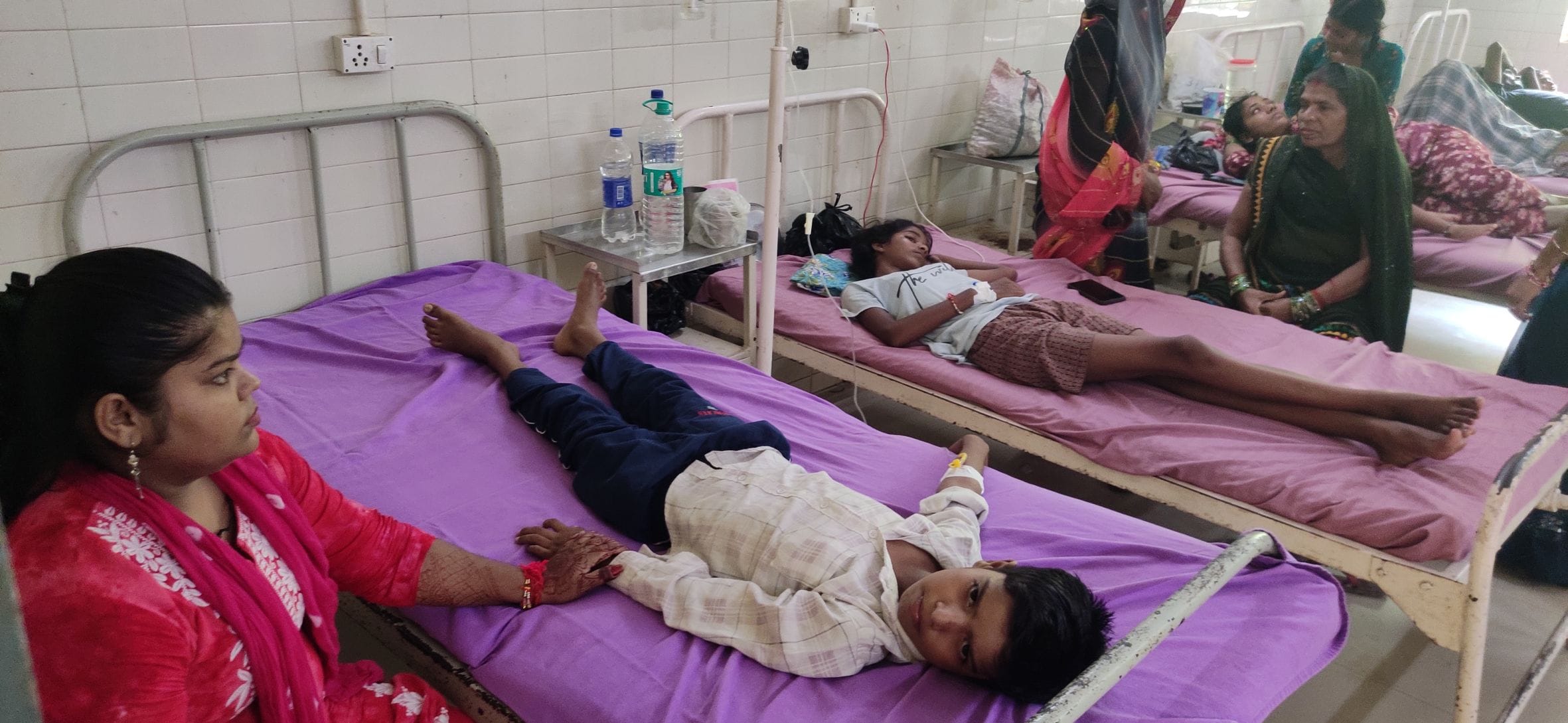 जिला अस्पताल में ब्लड जांच कराने के लिए लगी मरीजों की भीड़। जिला अस्पताल में ब्लड जांच कराने के लिए लगी मरीजों की भीड़।