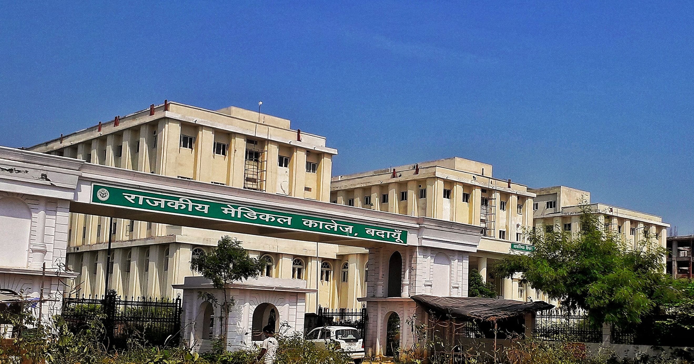 जिला अस्पताल में पर्चा बनवाने के लिए लगी लाइन। संवाद