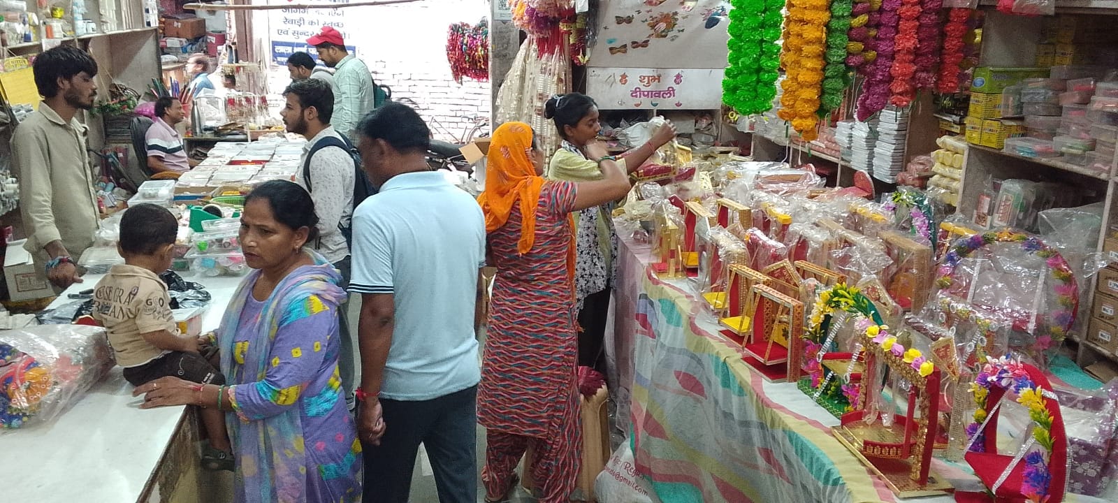 जन्माष्टमी पर्व को लेकर खरीदारी करते ग्राहक। संवाद जन्माष्टमी पर्व को लेकर खरीदारी करते ग्राहक। संवाद