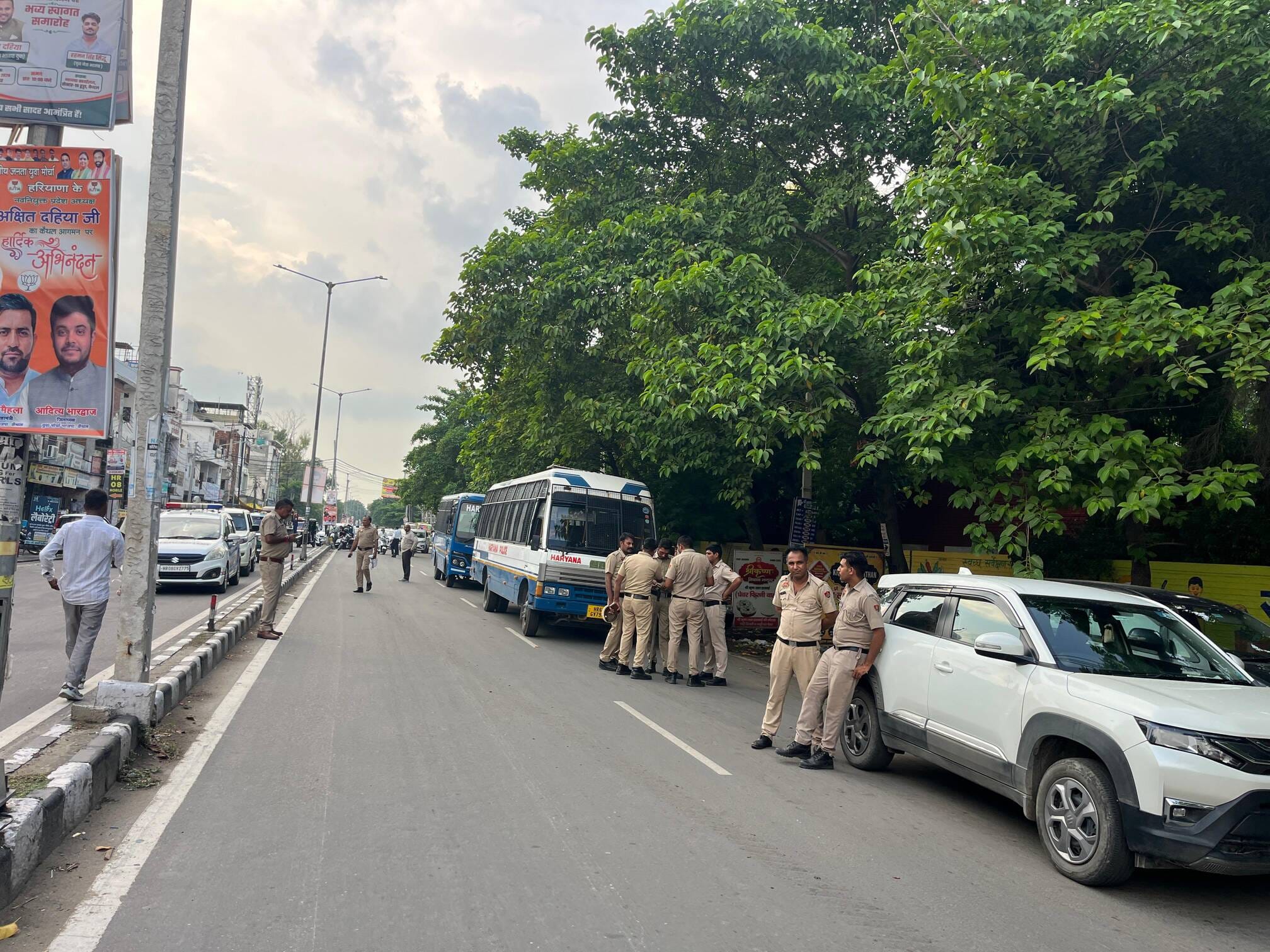 करनाल रोड से कचरा उठवाते हुए प्रशासन। संवाद करनाल रोड से कचरा उठवाते हुए प्रशासन। संवाद