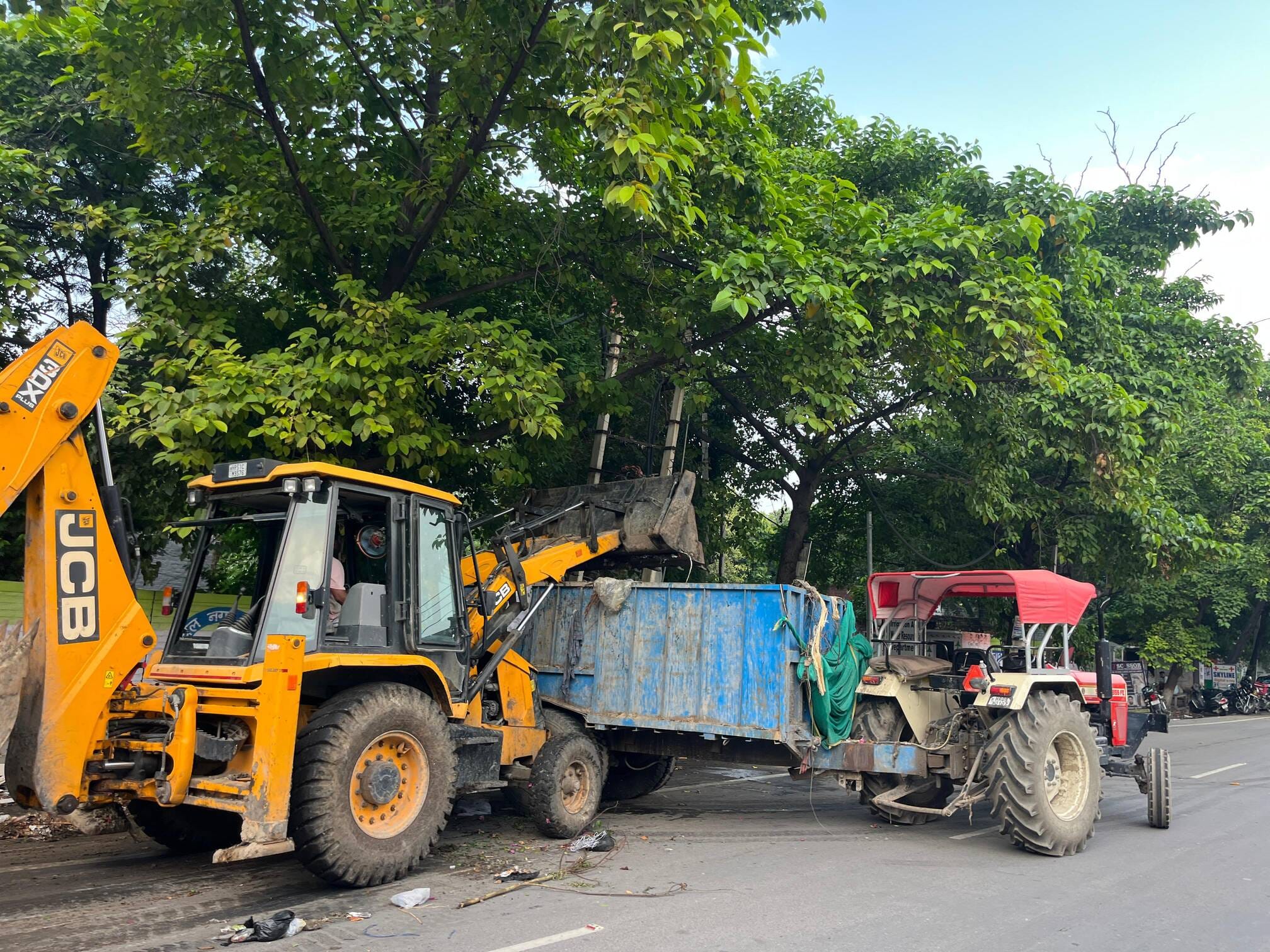 करनाल रोड से कचरा उठवाते हुए प्रशासन। संवाद करनाल रोड से कचरा उठवाते हुए प्रशासन। संवाद