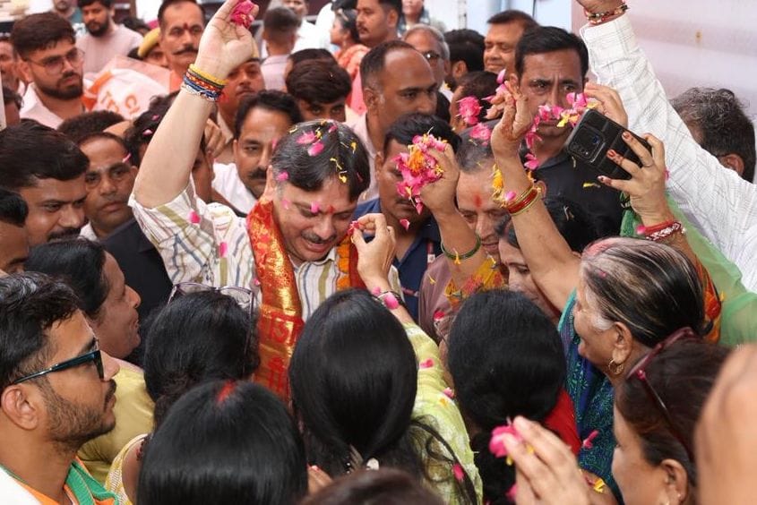 कार्यक्रम में जनता के बीच विधायक। कार्यक्रम में जनता के बीच विधायक।