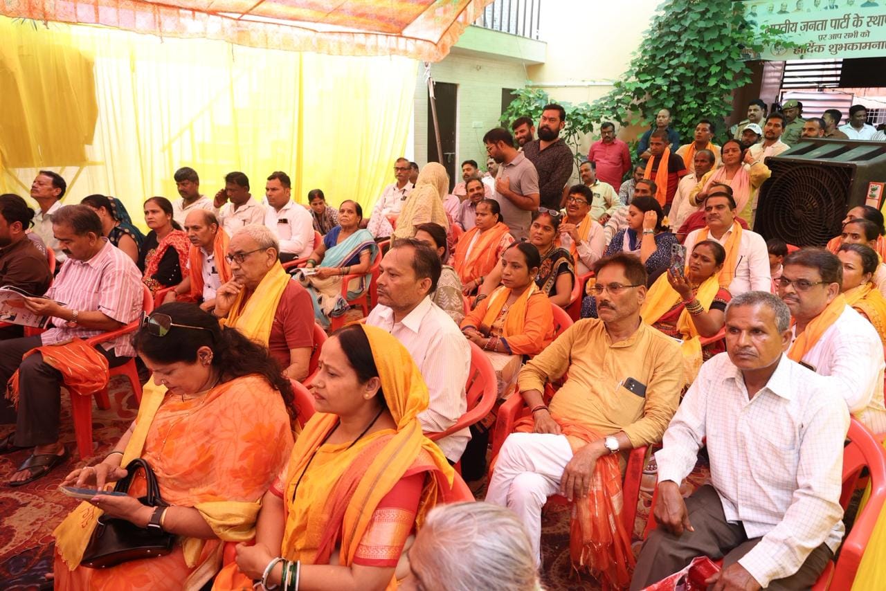 कार्यक्रम में जनता के बीच विधायक। कार्यक्रम में जनता के बीच विधायक।