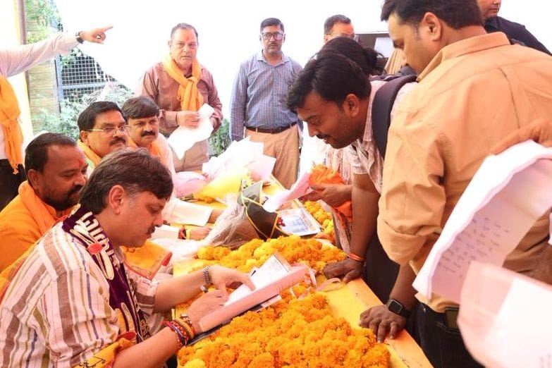 कार्यक्रम में जनता के बीच विधायक। कार्यक्रम में जनता के बीच विधायक।