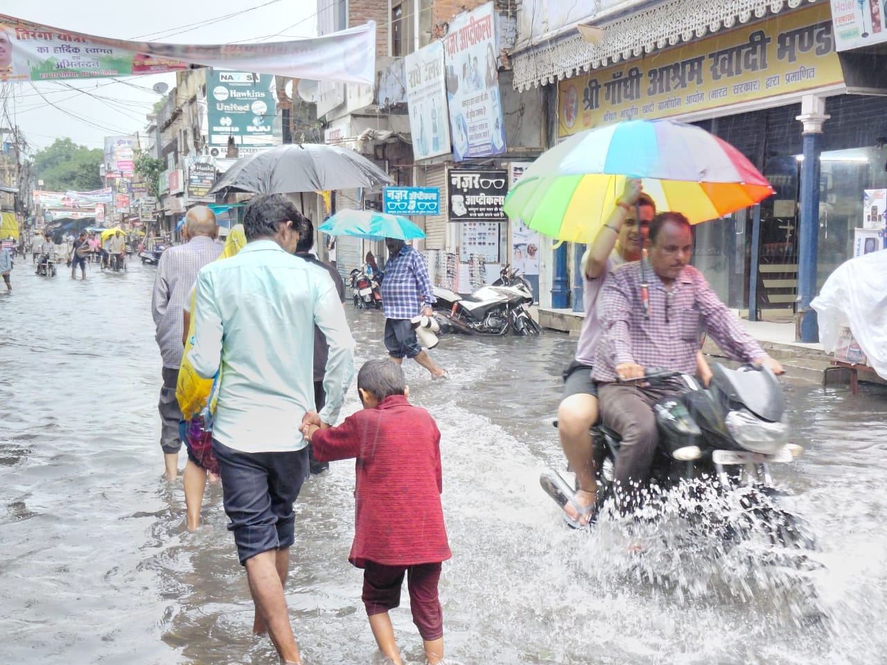 खकरा नदी में उफान के बाद जलमग्न हुआ न्यूरिया-रामपुर बौरख मार्ग का रपटा पुल, दूर तक पानी में डूब खकरा नदी में उफान के बाद जलमग्न हुआ न्यूरिया-रामपुर बौरख मार्ग का रपटा पुल, दूर तक पानी में डूब