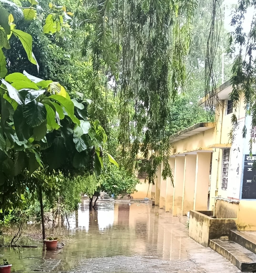 खकरा नदी में उफान के बाद जलमग्न हुआ न्यूरिया-रामपुर बौरख मार्ग का रपटा पुल, दूर तक पानी में डूब खकरा नदी में उफान के बाद जलमग्न हुआ न्यूरिया-रामपुर बौरख मार्ग का रपटा पुल, दूर तक पानी में डूब