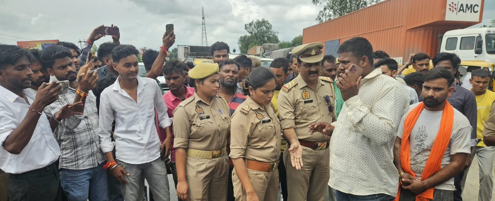 लखनऊ-दिल्ली हाईवे पर तिलहर थाना क्षेत्र के बिलहरी गांव के पास धरने पर बैठीं महिलाएं। संवाद लखनऊ-दिल्ली हाईवे पर तिलहर थाना क्षेत्र के बिलहरी गांव के पास धरने पर बैठीं महिलाएं। संवाद