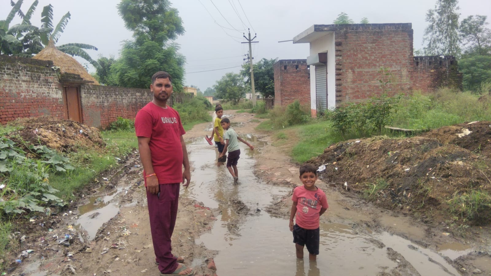लखनऊ-दिल्ली हाईवे पर तिलहर थाना क्षेत्र के बिलहरी गांव के पास धरने पर बैठीं महिलाएं। संवाद लखनऊ-दिल्ली हाईवे पर तिलहर थाना क्षेत्र के बिलहरी गांव के पास धरने पर बैठीं महिलाएं। संवाद