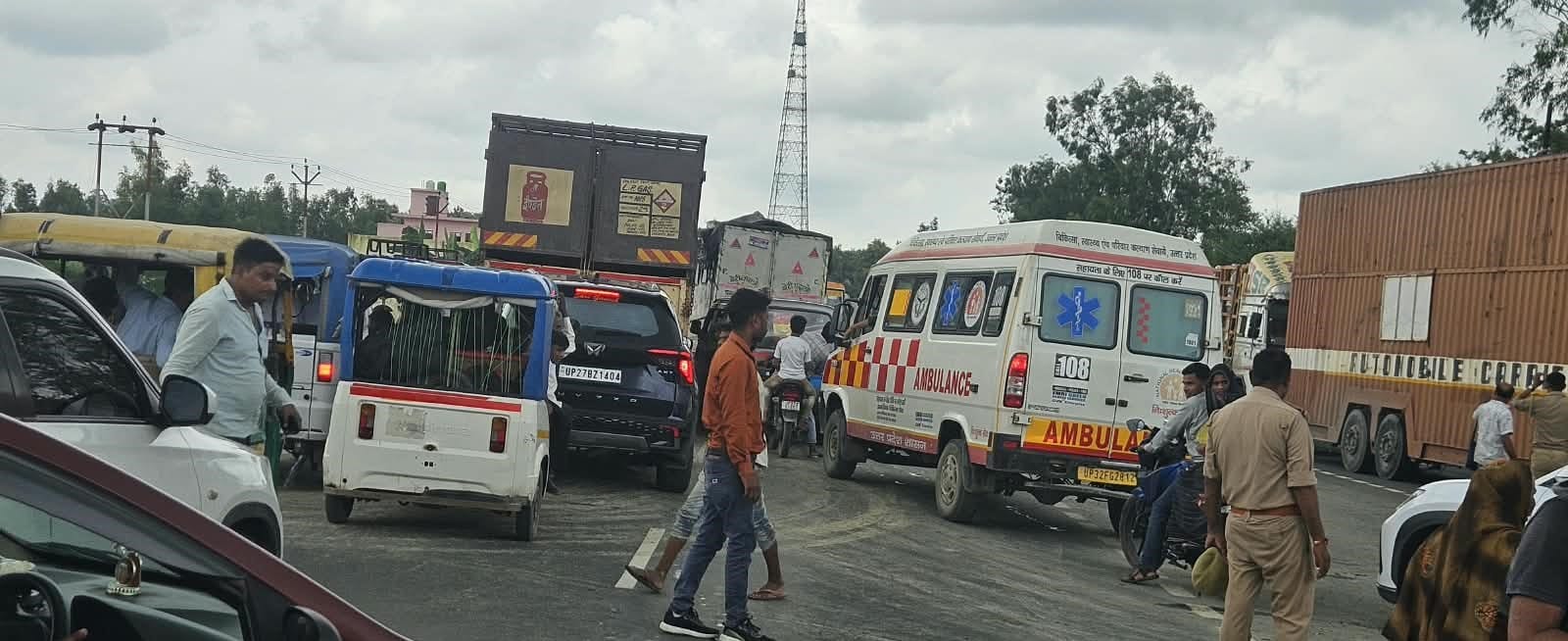लखनऊ-दिल्ली हाईवे पर तिलहर थाना क्षेत्र के बिलहरी गांव के पास धरने पर बैठीं महिलाएं। संवाद लखनऊ-दिल्ली हाईवे पर तिलहर थाना क्षेत्र के बिलहरी गांव के पास धरने पर बैठीं महिलाएं। संवाद
