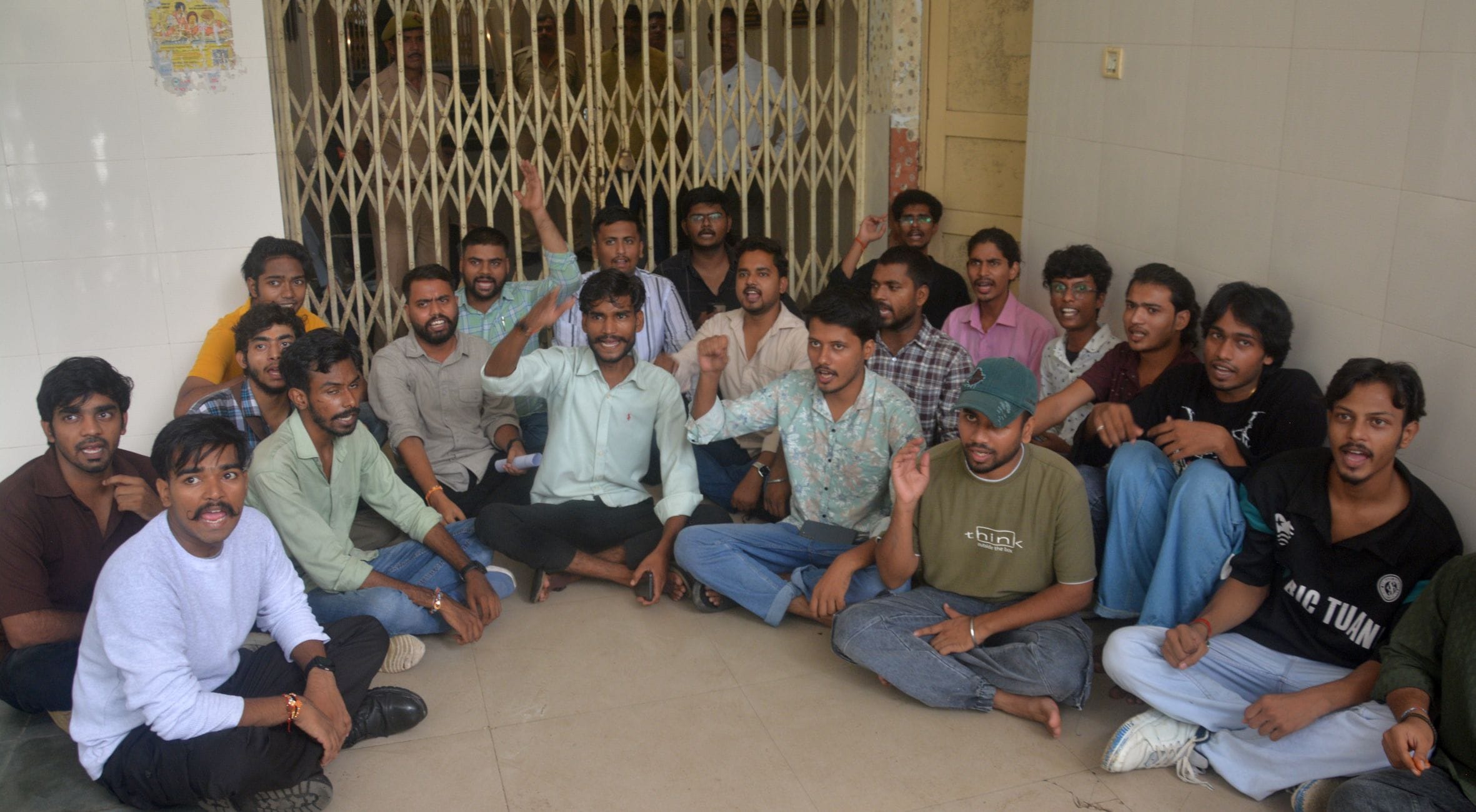 लखनऊ विवि के वीसी कार्यालय का घेराव कर प्रदर्शन करते छात्र। -अमर उजाला लखनऊ विवि के वीसी कार्यालय का घेराव कर प्रदर्शन करते छात्र। -अमर उजाला