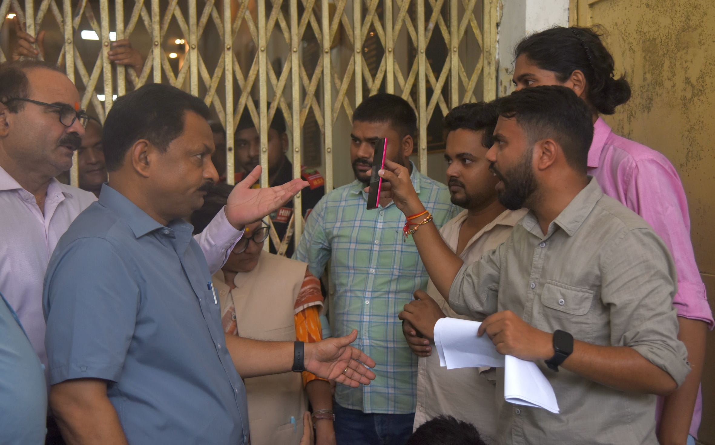 लखनऊ विवि के वीसी कार्यालय का घेराव कर प्रदर्शन करते छात्र। -अमर उजाला लखनऊ विवि के वीसी कार्यालय का घेराव कर प्रदर्शन करते छात्र। -अमर उजाला
