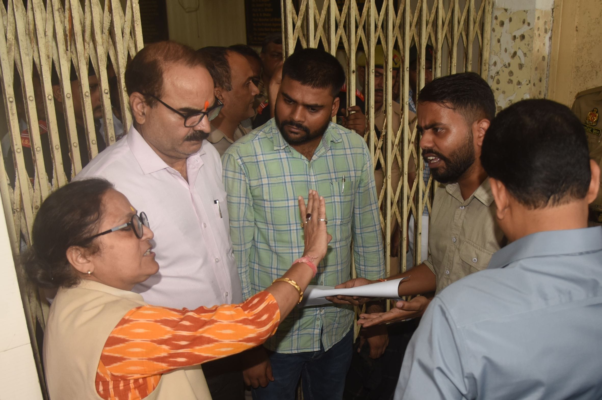 लखनऊ विवि के वीसी कार्यालय का घेराव कर प्रदर्शन करते छात्र। -अमर उजाला लखनऊ विवि के वीसी कार्यालय का घेराव कर प्रदर्शन करते छात्र। -अमर उजाला
