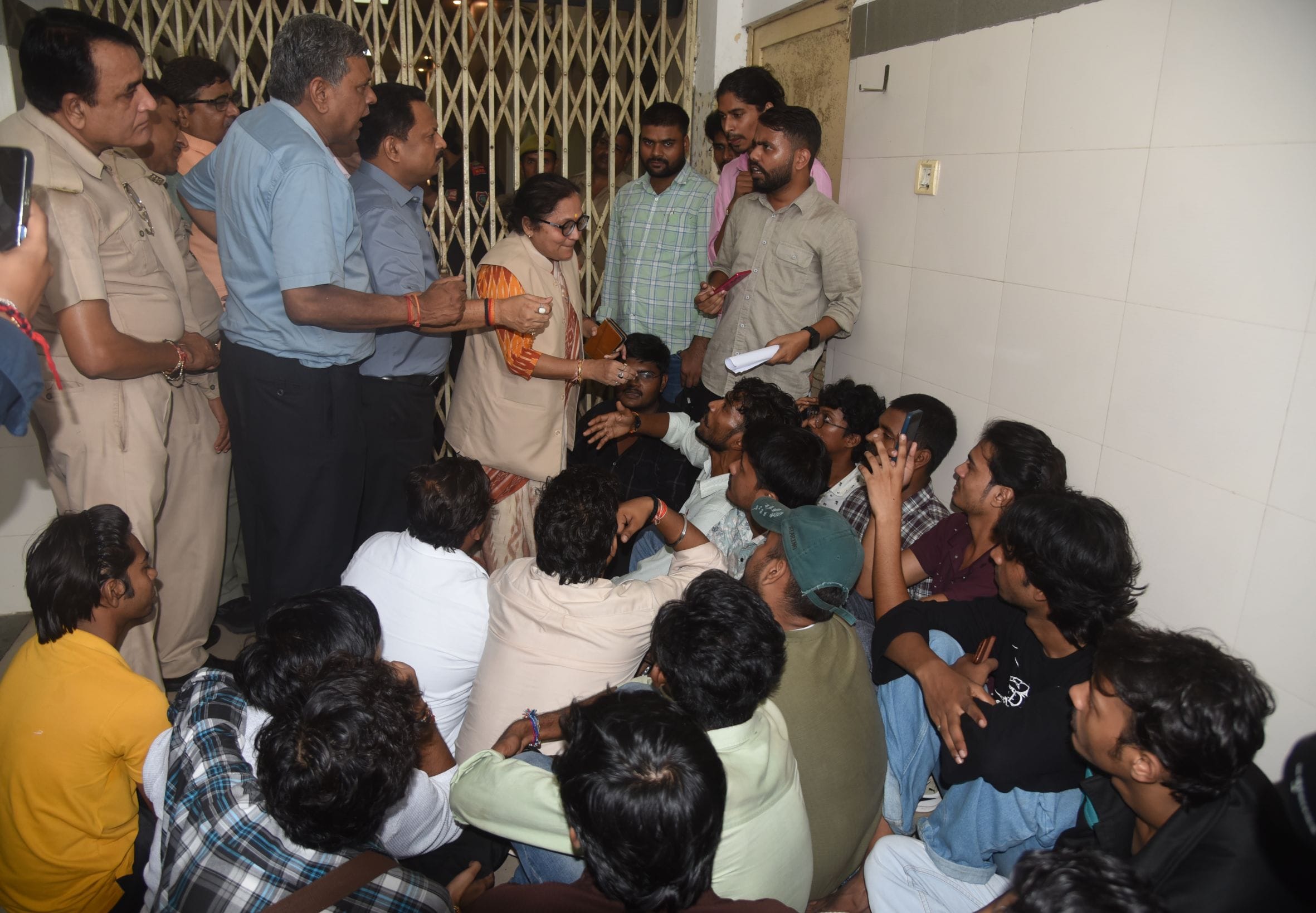 लखनऊ विवि के वीसी कार्यालय का घेराव कर प्रदर्शन करते छात्र। -अमर उजाला लखनऊ विवि के वीसी कार्यालय का घेराव कर प्रदर्शन करते छात्र। -अमर उजाला