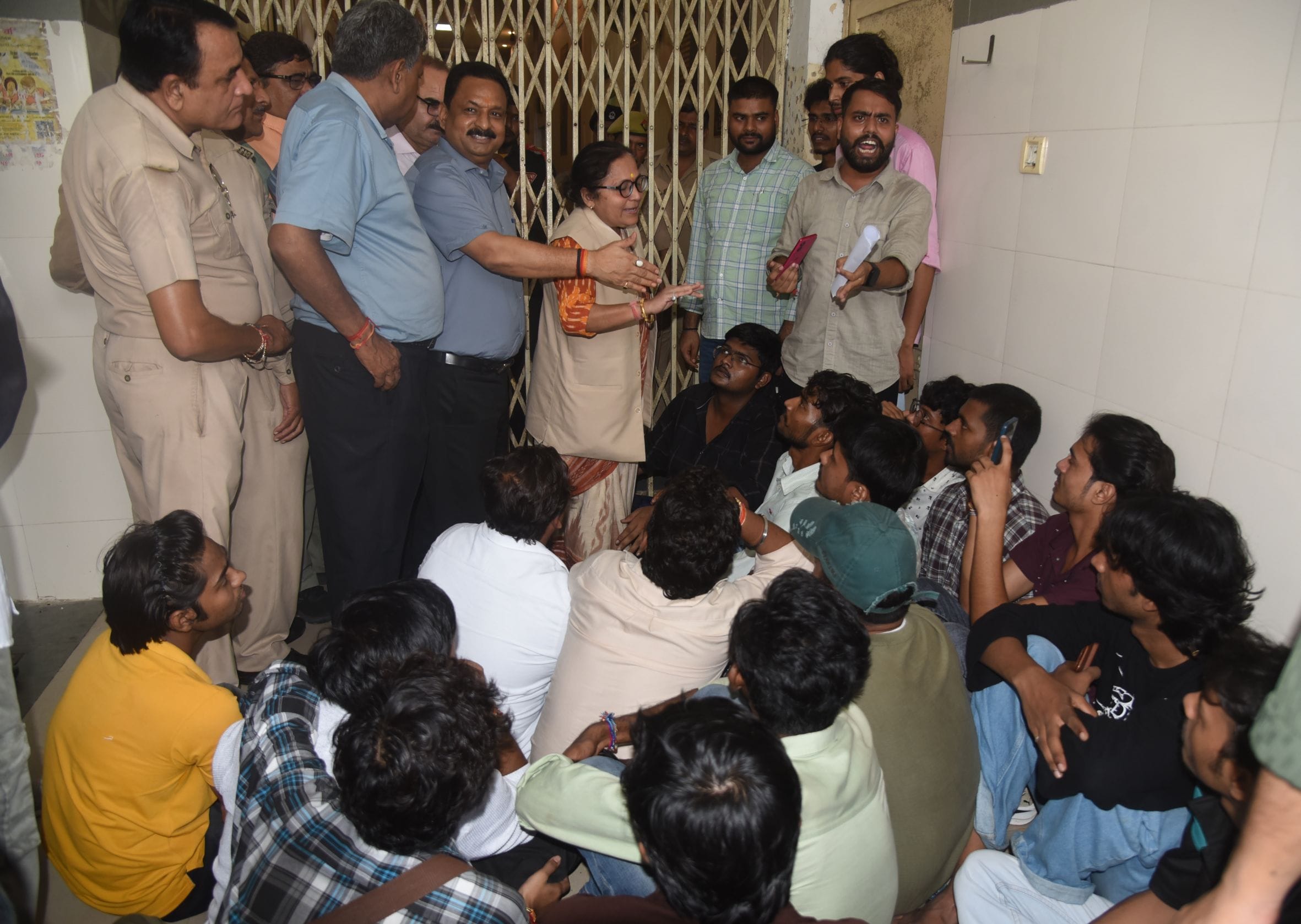 लखनऊ विवि के वीसी कार्यालय का घेराव कर प्रदर्शन करते छात्र। -अमर उजाला लखनऊ विवि के वीसी कार्यालय का घेराव कर प्रदर्शन करते छात्र। -अमर उजाला