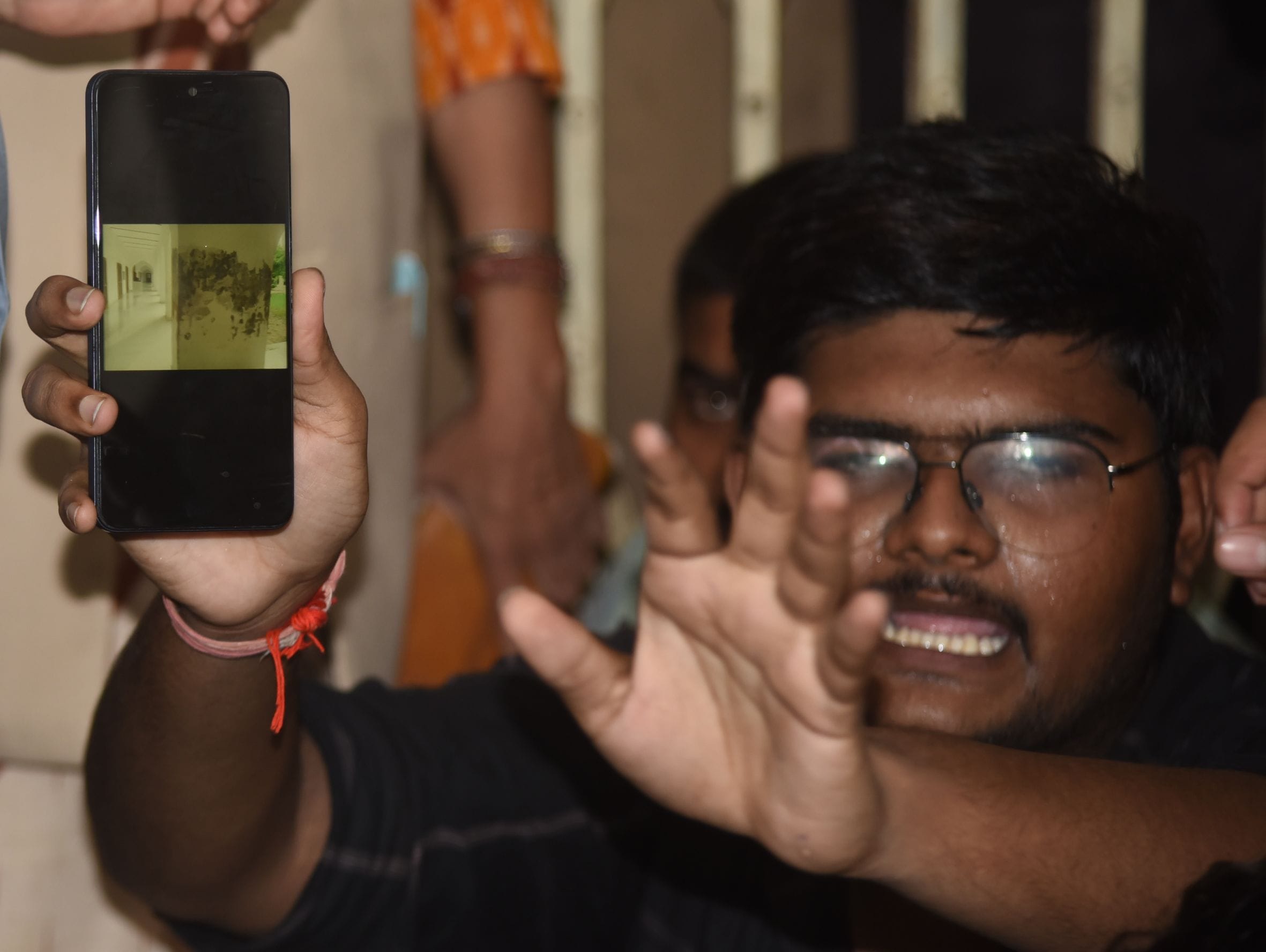 लखनऊ विवि के वीसी कार्यालय का घेराव कर प्रदर्शन करते छात्र। -अमर उजाला लखनऊ विवि के वीसी कार्यालय का घेराव कर प्रदर्शन करते छात्र। -अमर उजाला