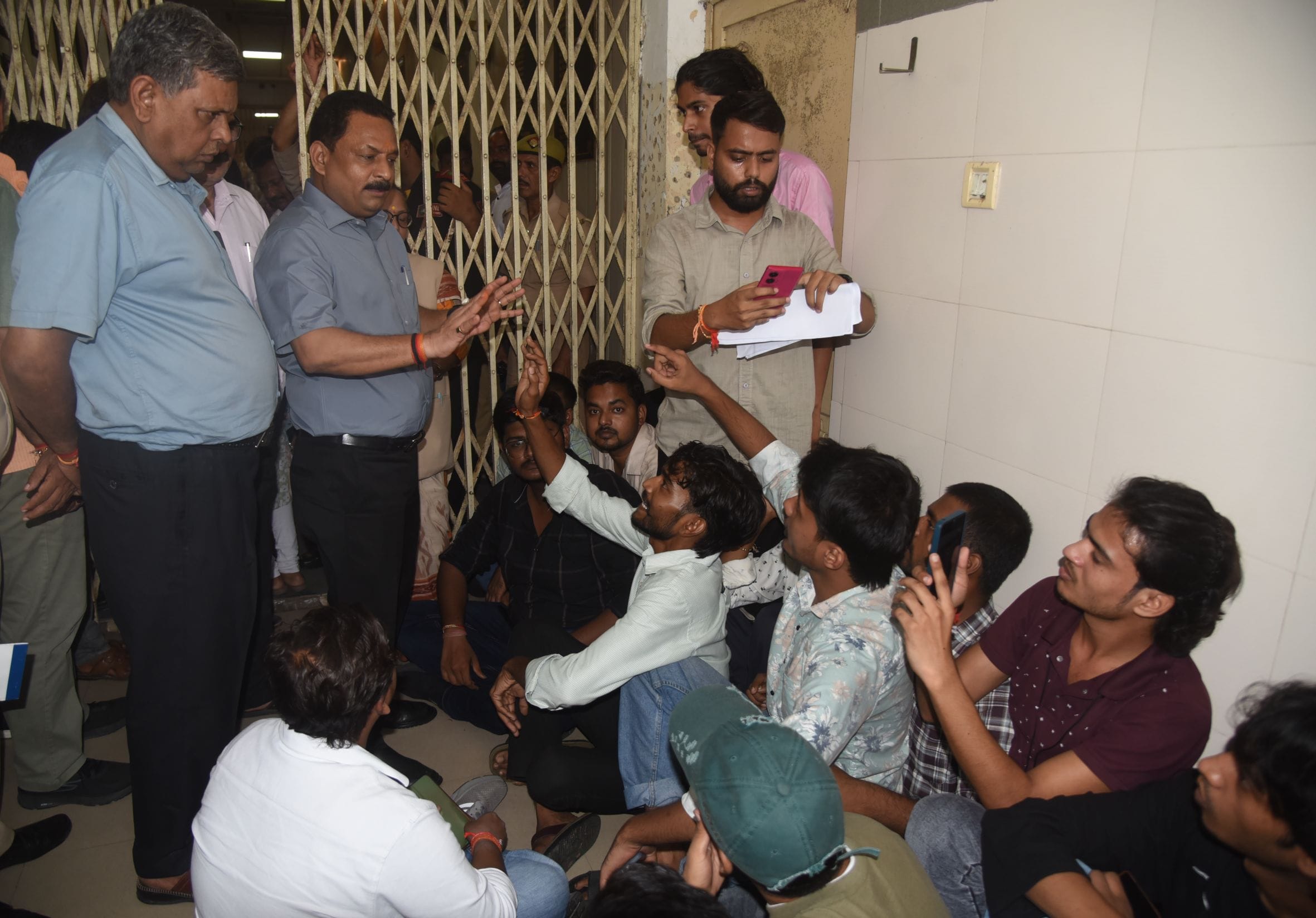 लखनऊ विवि के वीसी कार्यालय का घेराव कर प्रदर्शन करते छात्र। -अमर उजाला लखनऊ विवि के वीसी कार्यालय का घेराव कर प्रदर्शन करते छात्र। -अमर उजाला