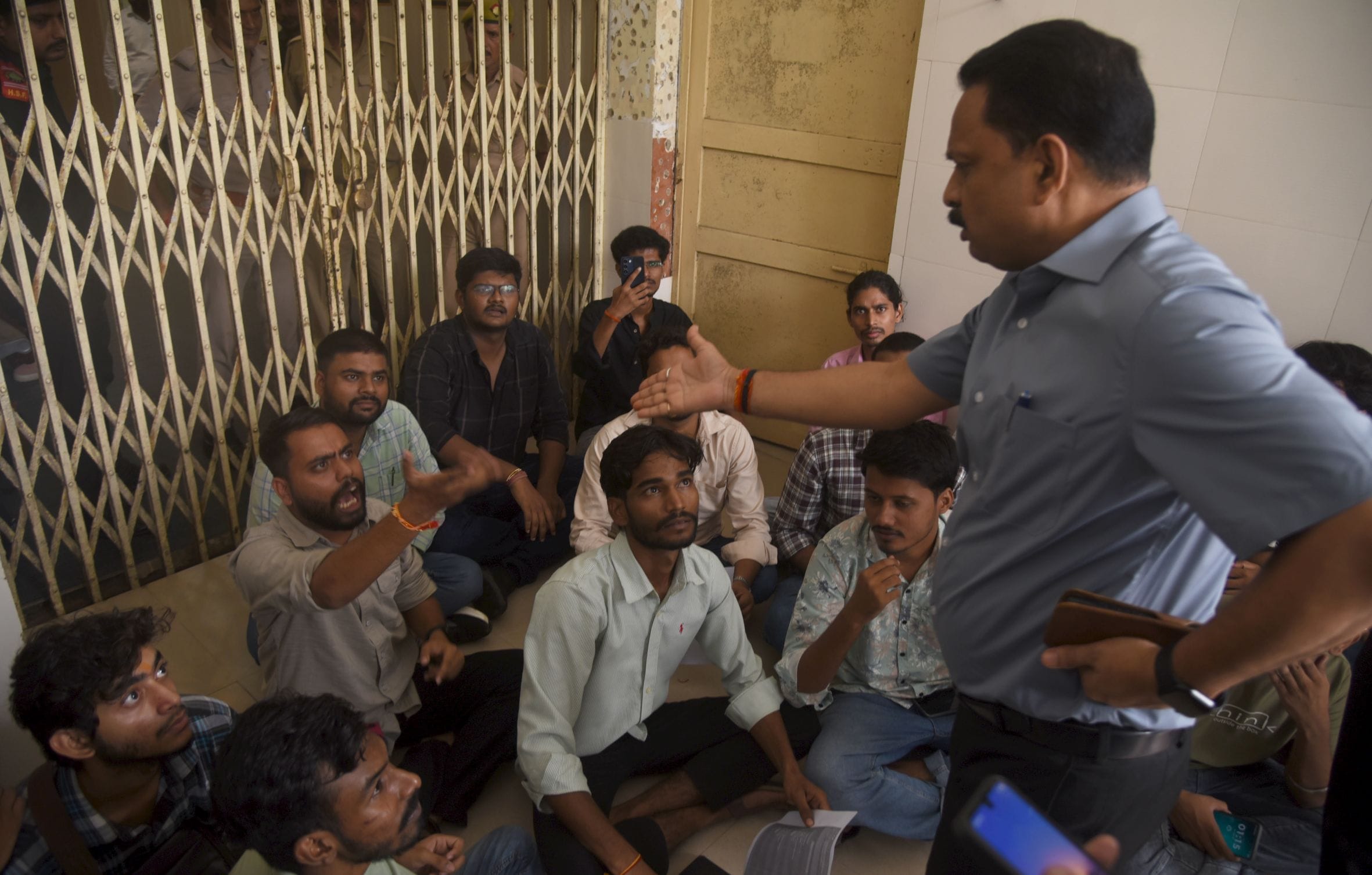 लखनऊ विवि के वीसी कार्यालय का घेराव कर प्रदर्शन करते छात्र। -अमर उजाला लखनऊ विवि के वीसी कार्यालय का घेराव कर प्रदर्शन करते छात्र। -अमर उजाला