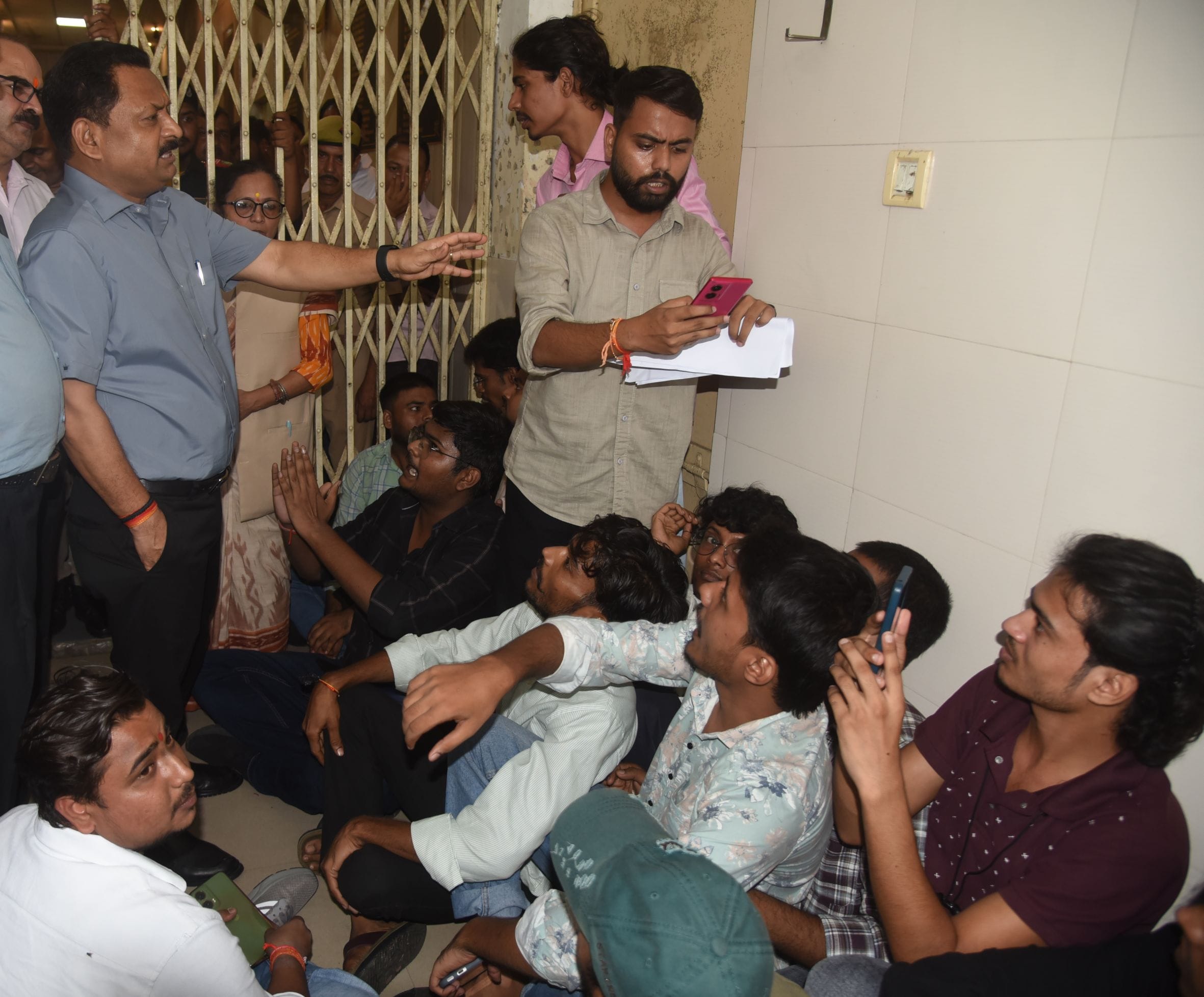 लखनऊ विवि के वीसी कार्यालय का घेराव कर प्रदर्शन करते छात्र। -अमर उजाला लखनऊ विवि के वीसी कार्यालय का घेराव कर प्रदर्शन करते छात्र। -अमर उजाला