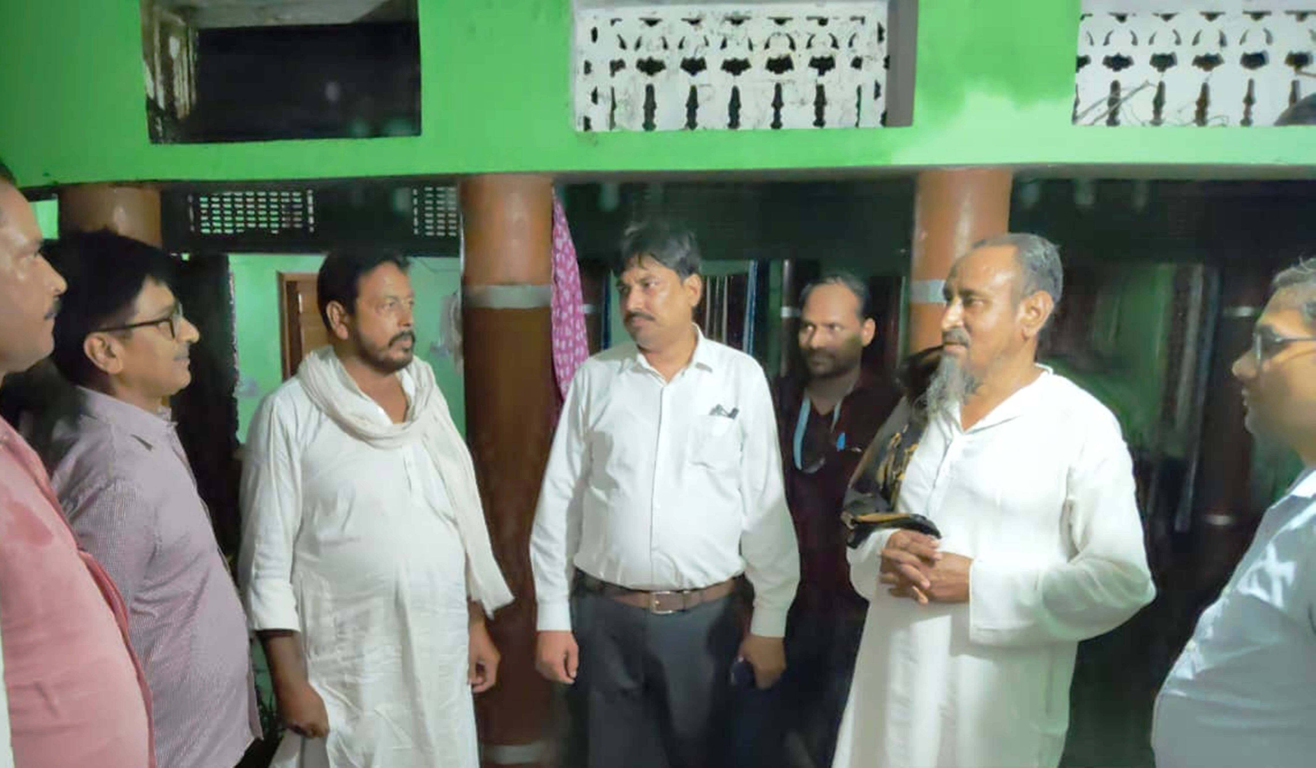 नगदीलपुर गांव में लोगों के बीच दवा वितरीत करती स्वास्थ्य विभाग की टीम। संवाद नगदीलपुर गांव में लोगों के बीच दवा वितरीत करती स्वास्थ्य विभाग की टीम। संवाद