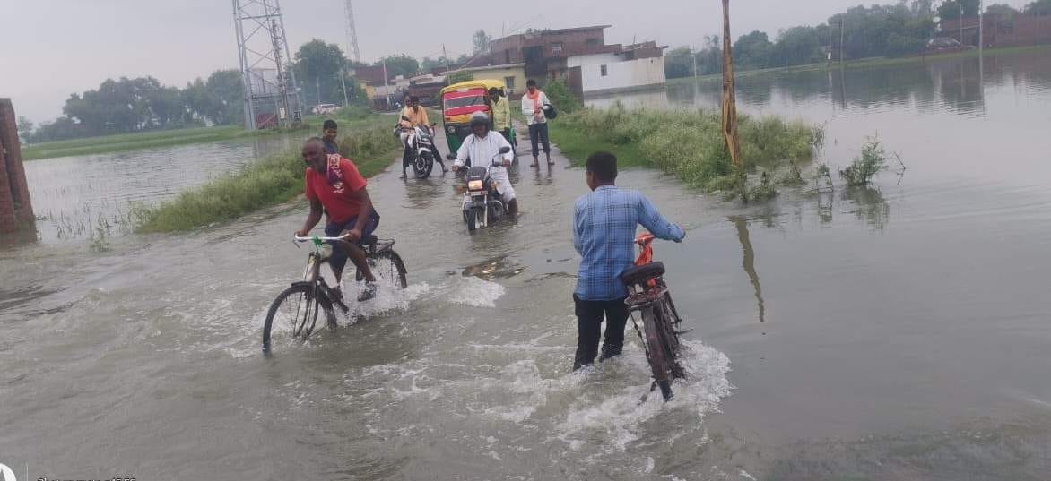 नौगढ़ मधुपुर मार्ग पर चोरमोरवा पुल पर पानी का बहाव तेज होने का कारण आवागमन ठप। संवाद नौगढ़ मधुपुर मार्ग पर चोरमोरवा पुल पर पानी का बहाव तेज होने का कारण आवागमन ठप। संवाद