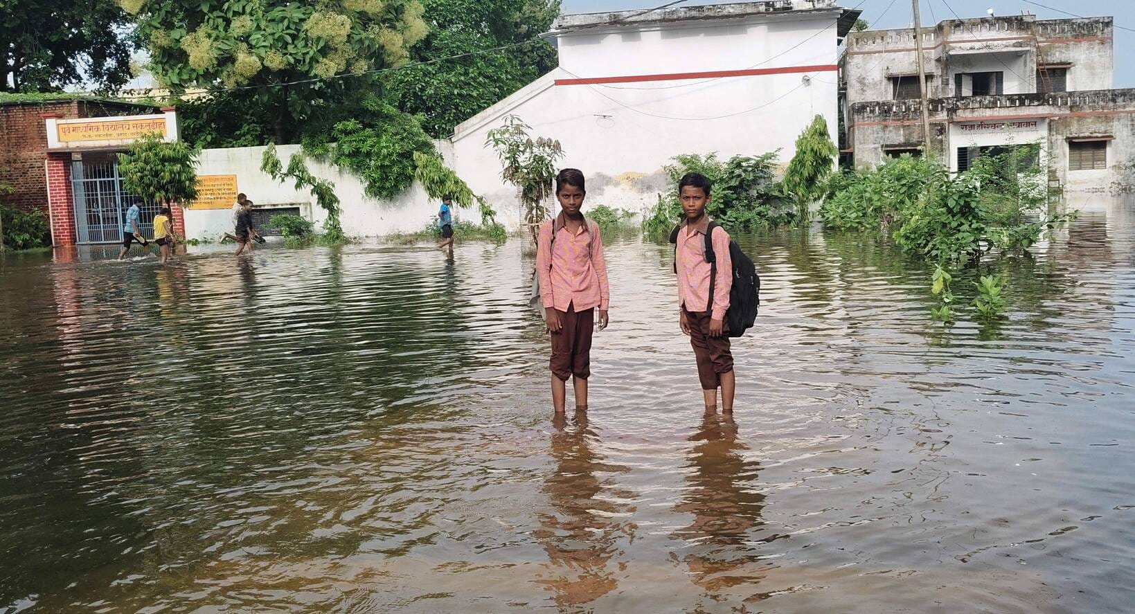 नौगढ़ मधुपुर मार्ग पर चोरमोरवा पुल पर पानी का बहाव तेज होने का कारण आवागमन ठप। संवाद नौगढ़ मधुपुर मार्ग पर चोरमोरवा पुल पर पानी का बहाव तेज होने का कारण आवागमन ठप। संवाद