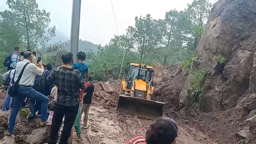 नाहन-ददाहू मार्ग पर नेहली में सड़क बंद होने से पैदल गुजरते लोग। संवाद