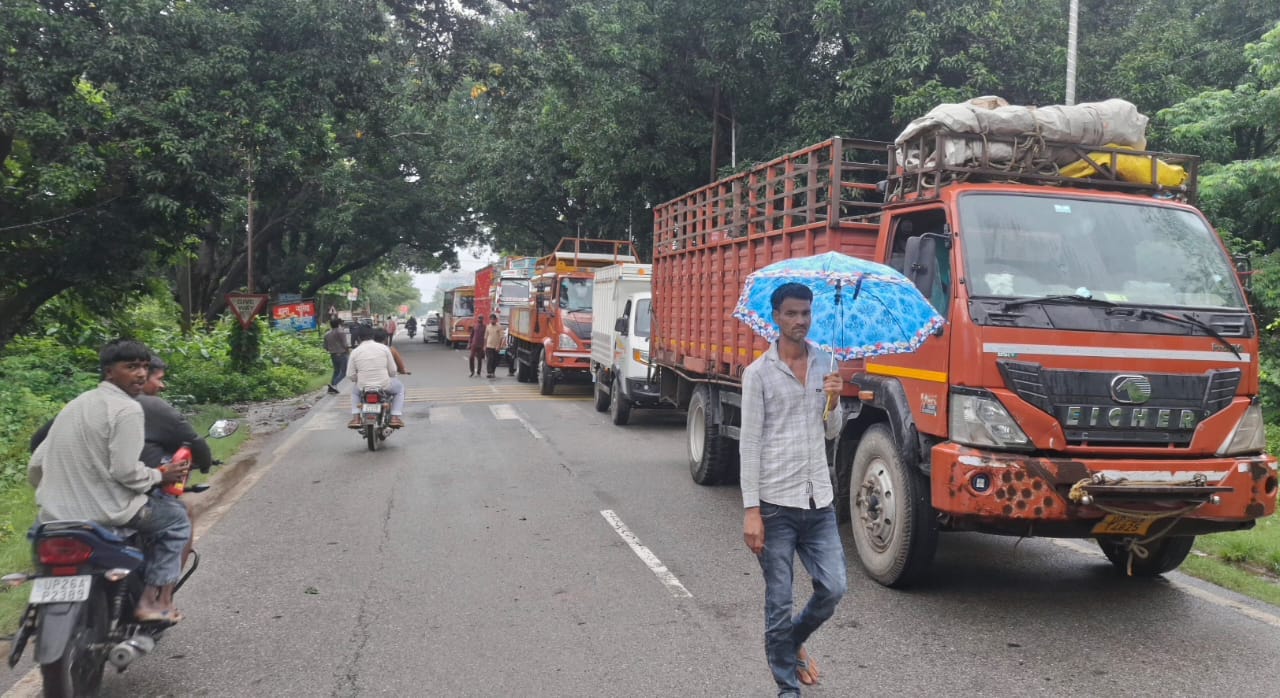 पीलीभीत बीसलपुर राजमार्ग पर कस्बा बरखेड़ा में गिरा पेड़ संवाद पीलीभीत बीसलपुर राजमार्ग पर कस्बा बरखेड़ा में गिरा पेड़ संवाद