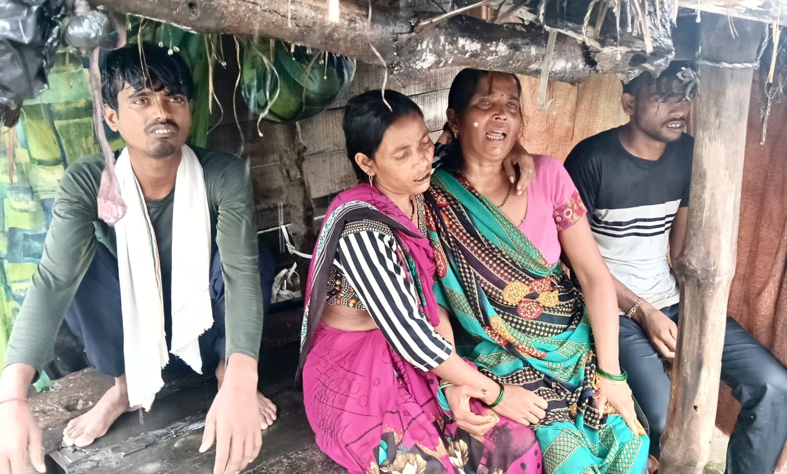 पीलीभीत बीसलपुर राजमार्ग पर कस्बा बरखेड़ा में गिरा पेड़ संवाद पीलीभीत बीसलपुर राजमार्ग पर कस्बा बरखेड़ा में गिरा पेड़ संवाद