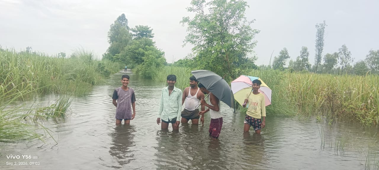 प्राथमिक विद्यालय नारायणपुरवा में भरा बाढ़ का पानी। संवाद प्राथमिक विद्यालय नारायणपुरवा में भरा बाढ़ का पानी। संवाद