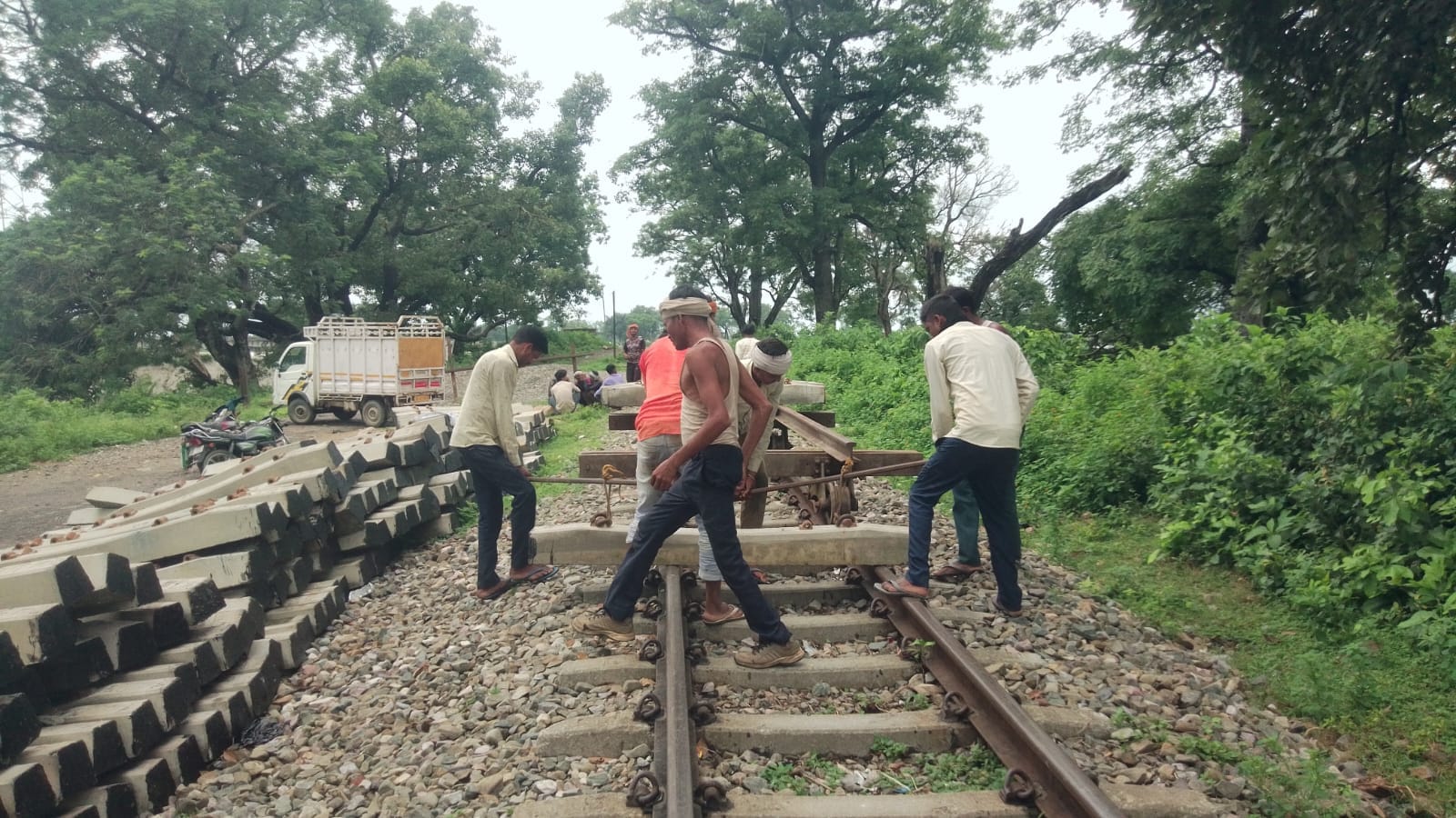 प्राथमिक विद्यालय नारायणपुरवा में भरा बाढ़ का पानी। संवाद प्राथमिक विद्यालय नारायणपुरवा में भरा बाढ़ का पानी। संवाद