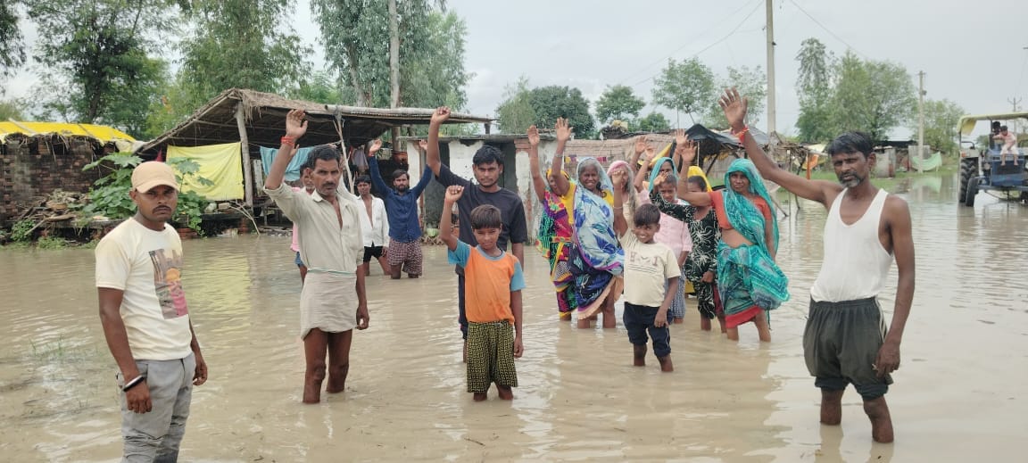 प्राथमिक विद्यालय नारायणपुरवा में भरा बाढ़ का पानी। संवाद प्राथमिक विद्यालय नारायणपुरवा में भरा बाढ़ का पानी। संवाद