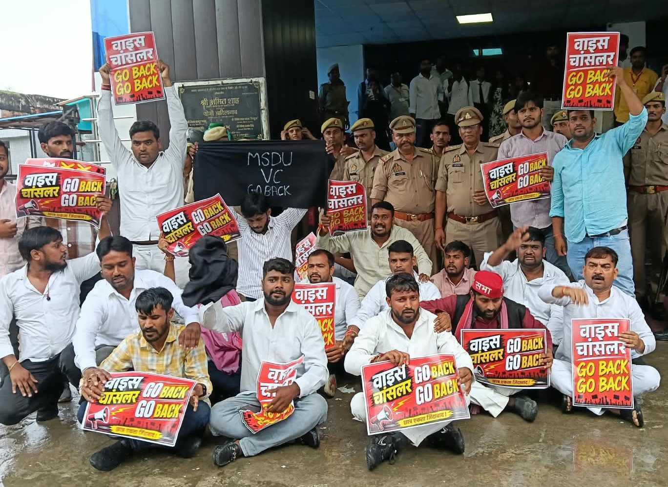 प्रदर्शन कर रहे लोगों का ले जाती पुलिस। संवाद प्रदर्शन कर रहे लोगों का ले जाती पुलिस। संवाद