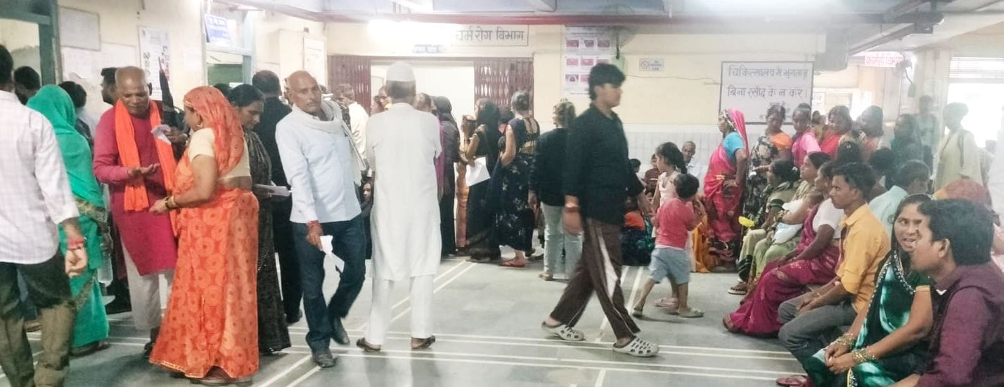 राजकीय मेडिकल कॉलेज में रक्त नमूना केंद्र के बाहर लगी मरीजों की लाइन। संवाद राजकीय मेडिकल कॉलेज में रक्त नमूना केंद्र के बाहर लगी मरीजों की लाइन। संवाद