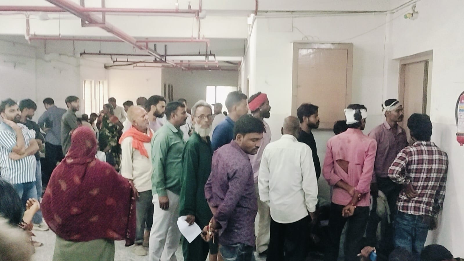 राजकीय मेडिकल कॉलेज में रक्त नमूना केंद्र के बाहर लगी मरीजों की लाइन। संवाद राजकीय मेडिकल कॉलेज में रक्त नमूना केंद्र के बाहर लगी मरीजों की लाइन। संवाद