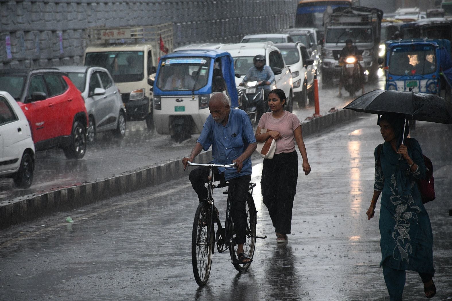 राजधानी में मंगलवार को झमाझम बारिश हुई। राजधानी में मंगलवार को झमाझम बारिश हुई।