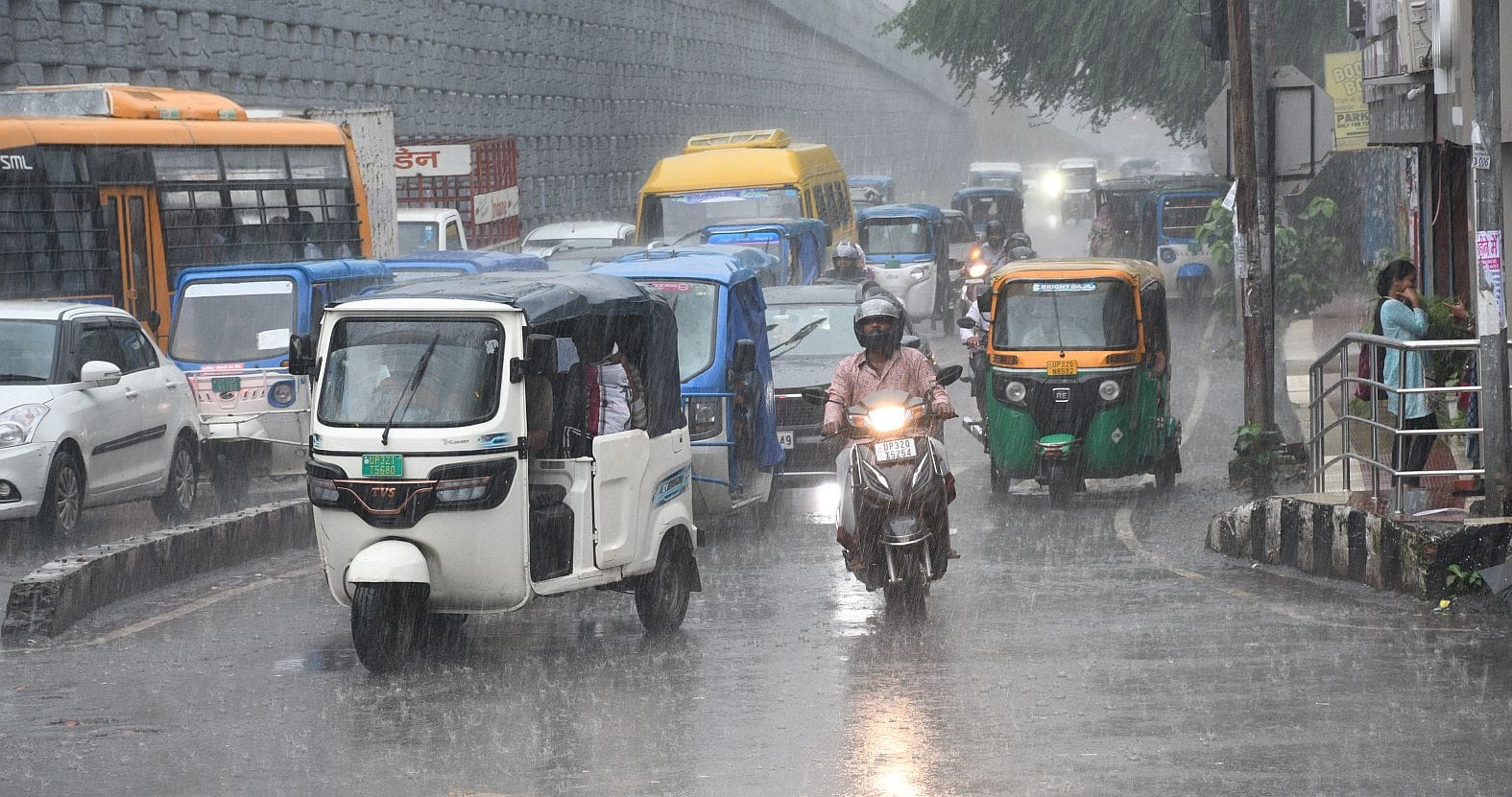 राजधानी में मंगलवार को झमाझम बारिश हुई। राजधानी में मंगलवार को झमाझम बारिश हुई।