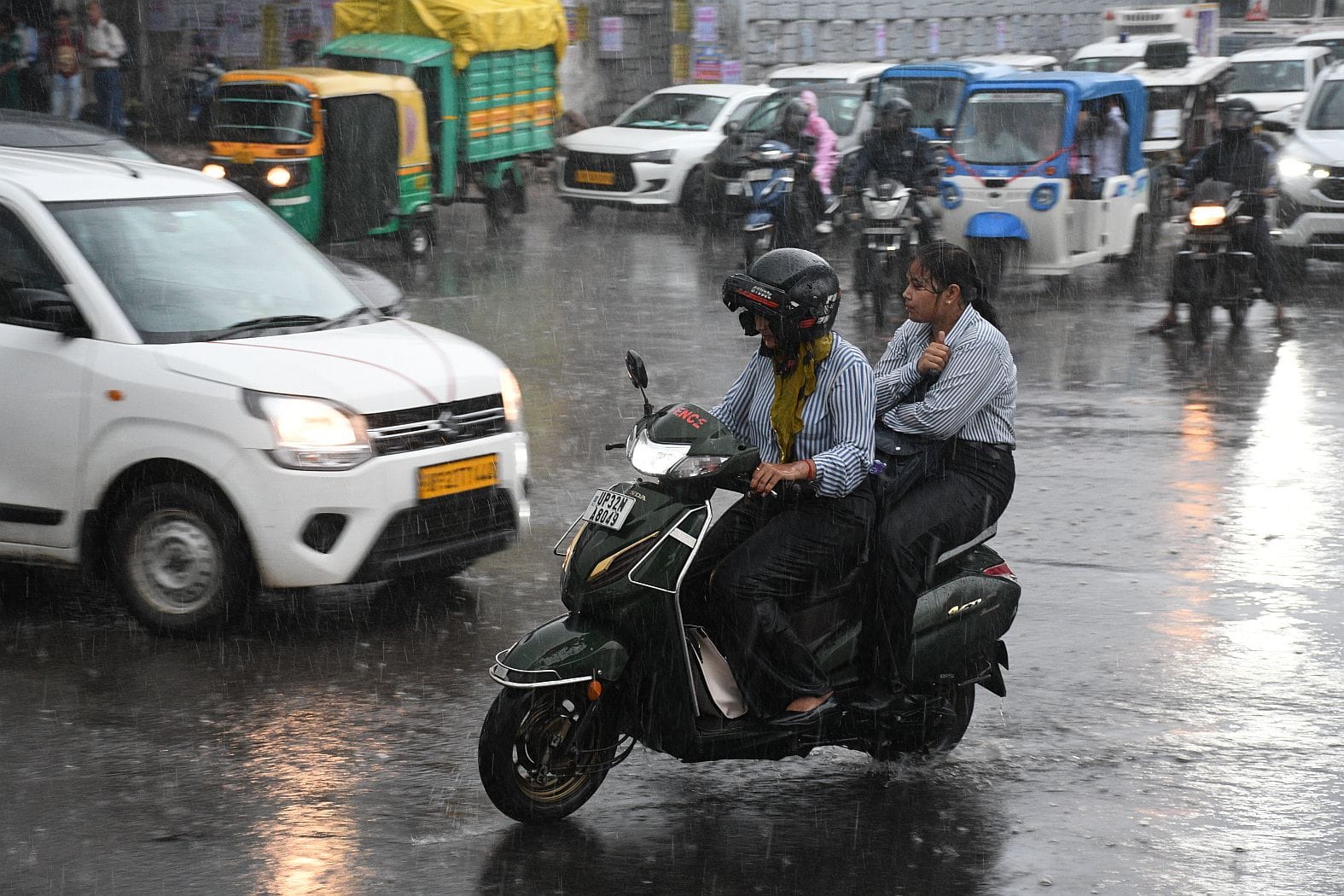 राजधानी में मंगलवार को झमाझम बारिश हुई। राजधानी में मंगलवार को झमाझम बारिश हुई।