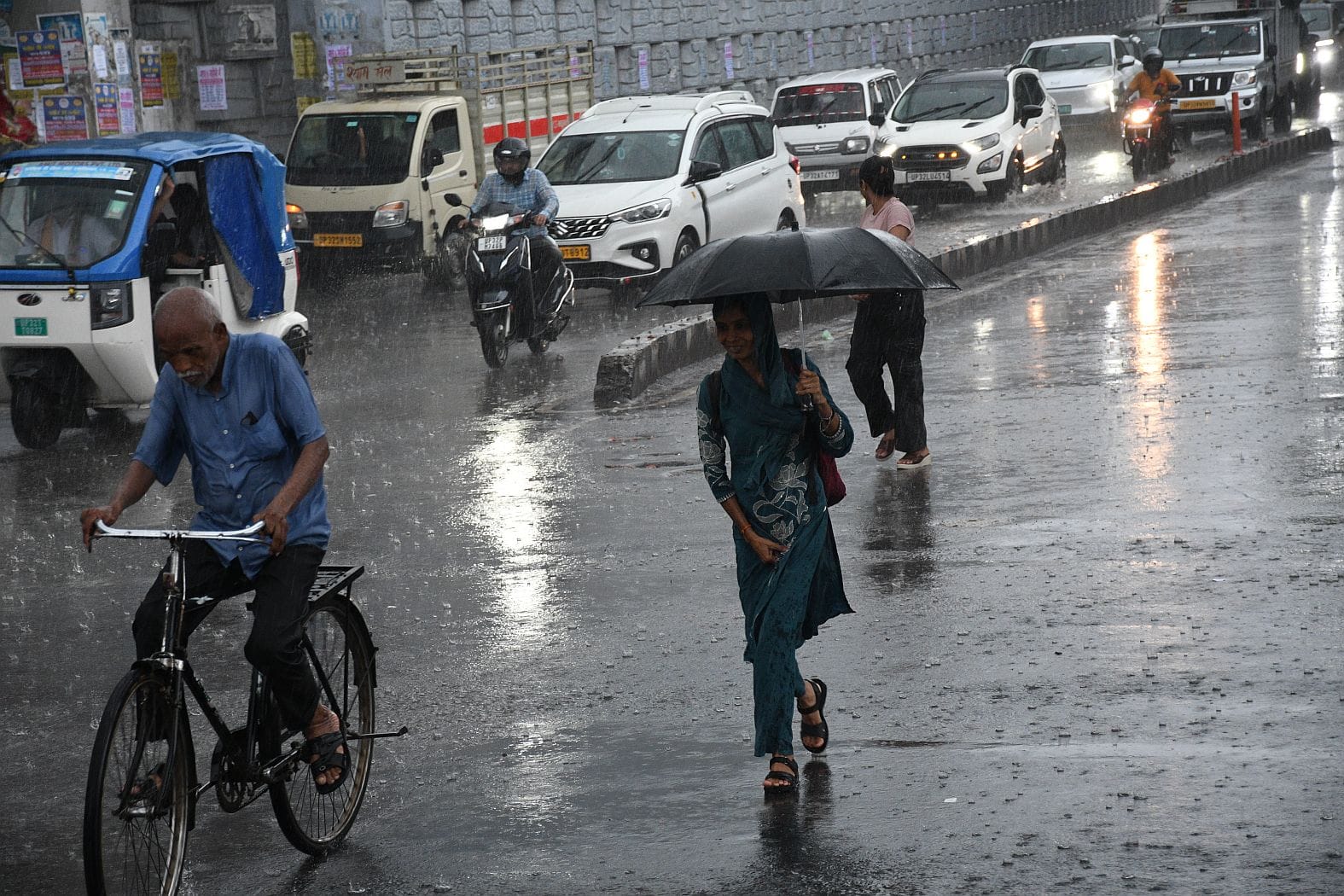 राजधानी में मंगलवार को झमाझम बारिश हुई। राजधानी में मंगलवार को झमाझम बारिश हुई।