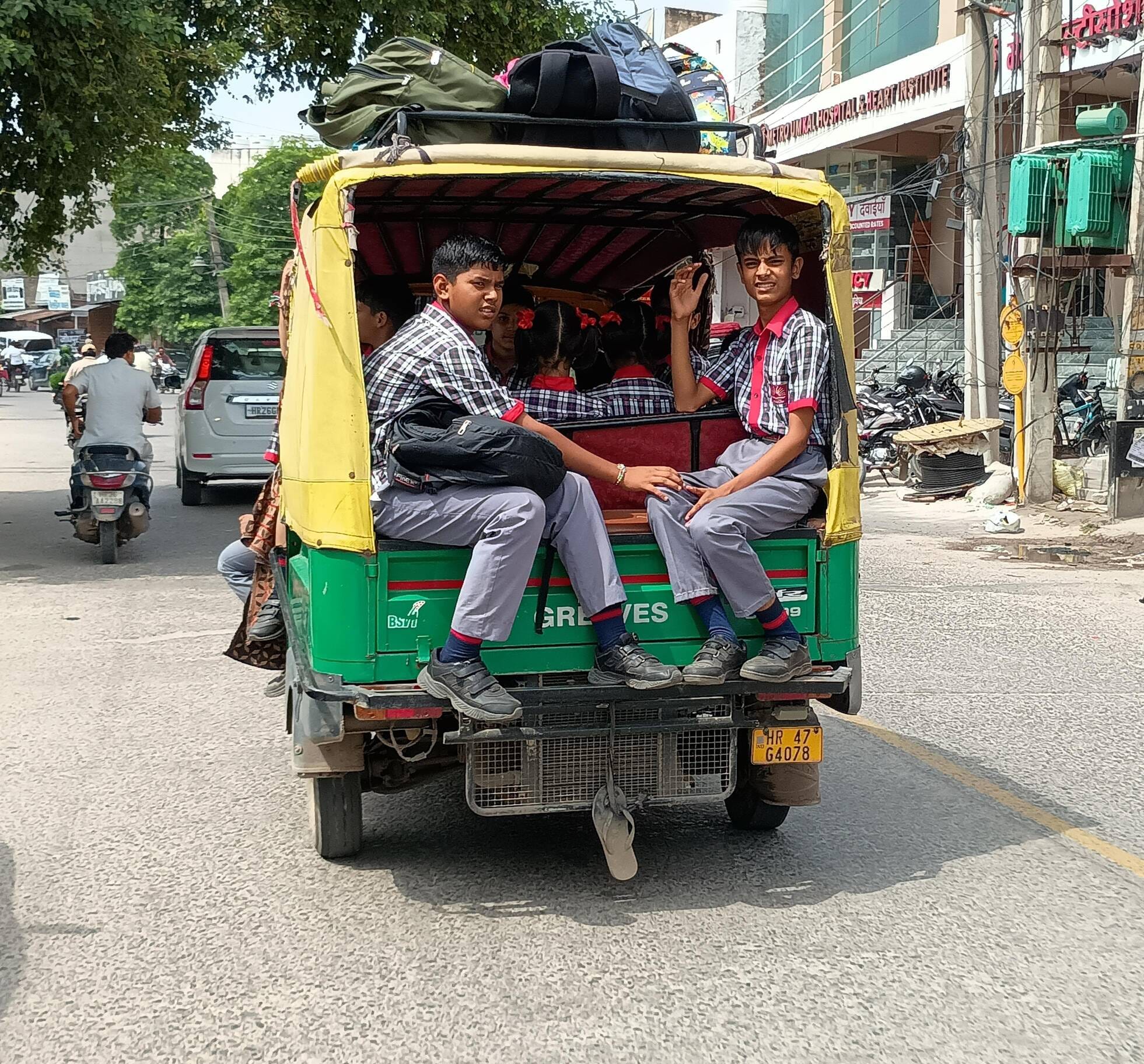 स्कूल की छुट्टी होते ही एक मोटरसाइकिल पर तीन विद्यार्थियों को बैठाकर घर ले जाता अभिभावक। संवाद 