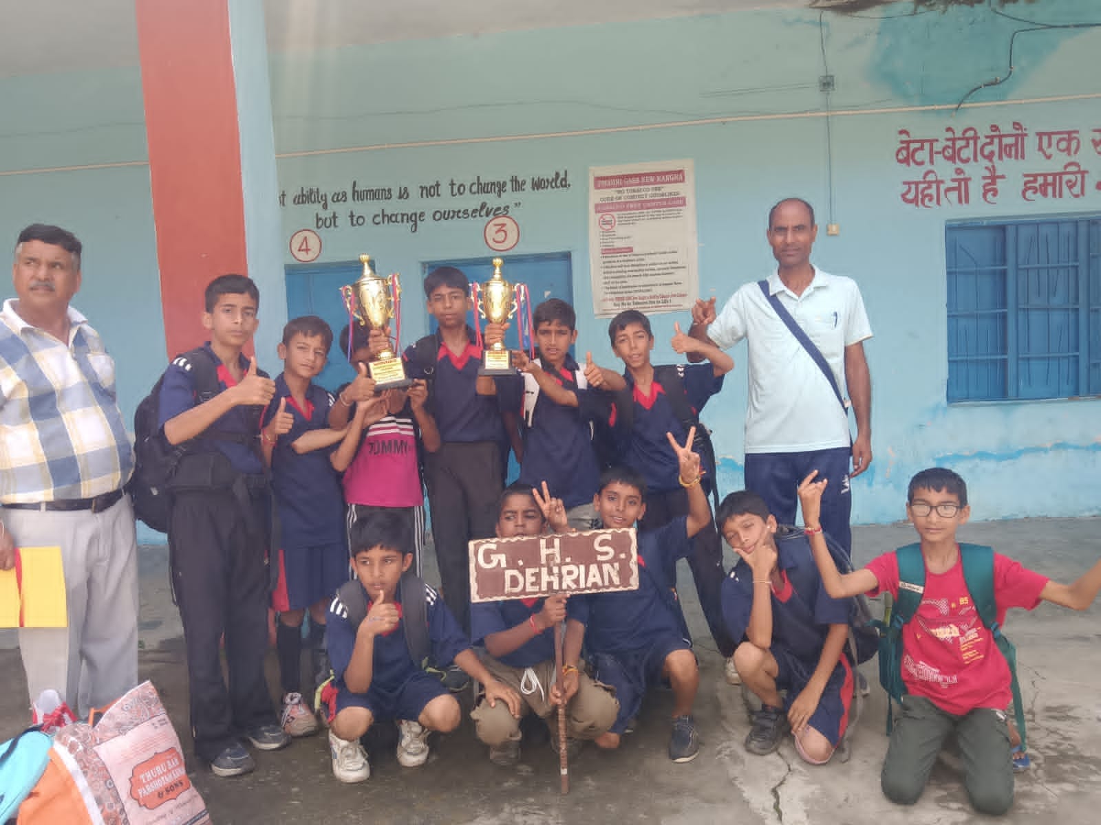 सेंट रुद्राक्ष कान्वेंट स्कूल खब्बल कथोली की विजेता व उपविजेता टीम स्टाफ के साथ (स्रोत : स्कूल)