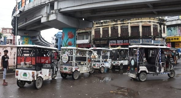 शहर में ई रिक्शे बन रहे जाम का कारण। शहर में ई रिक्शे बन रहे जाम का कारण।