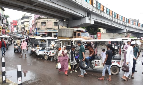 शहर में ई रिक्शे बन रहे जाम का कारण। शहर में ई रिक्शे बन रहे जाम का कारण।