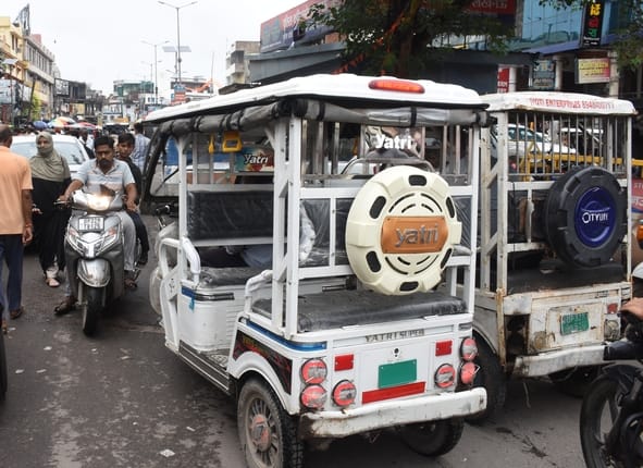 शहर में ई रिक्शे बन रहे जाम का कारण। शहर में ई रिक्शे बन रहे जाम का कारण।