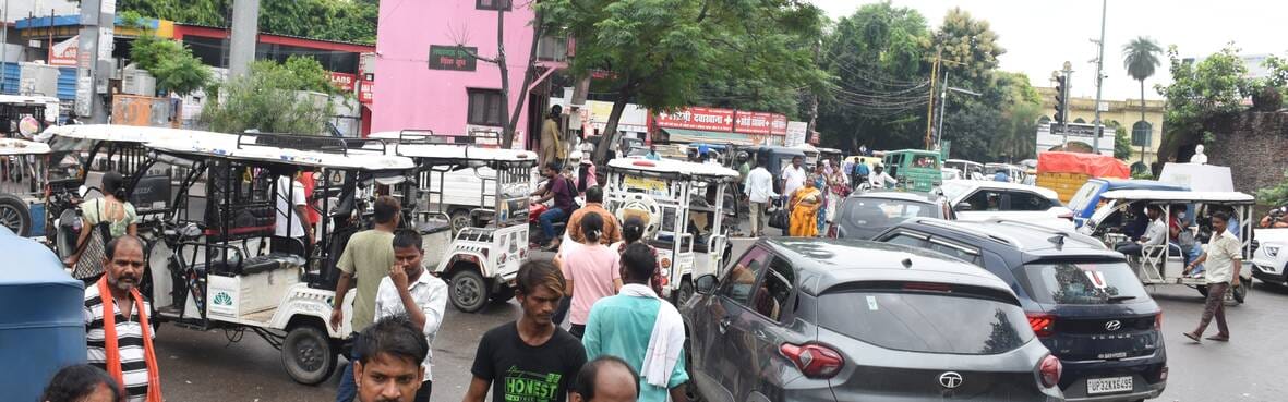 शहर में ई रिक्शे बन रहे जाम का कारण। शहर में ई रिक्शे बन रहे जाम का कारण।