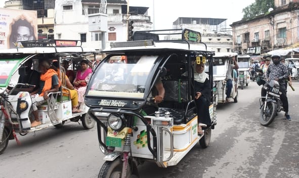 शहर में ई रिक्शे बन रहे जाम का कारण। शहर में ई रिक्शे बन रहे जाम का कारण।