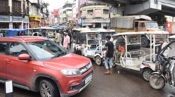 शहर में ई रिक्शे बन रहे जाम का कारण। शहर में ई रिक्शे बन रहे जाम का कारण।
