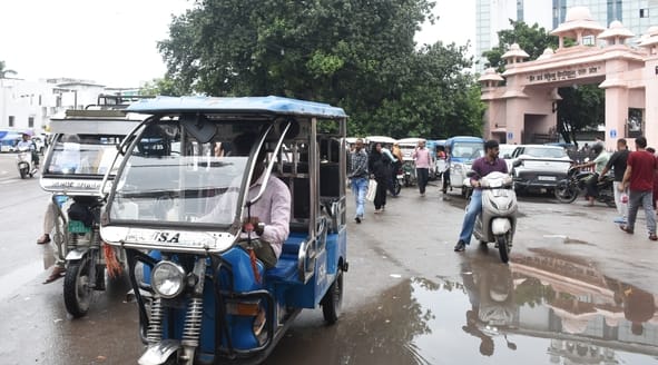 शहर में ई रिक्शे बन रहे जाम का कारण। शहर में ई रिक्शे बन रहे जाम का कारण।